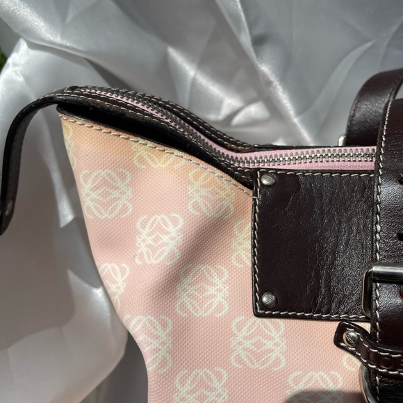 LOEWE!!! Signature Anagram Logo Bag (2-in-1 Look) - Picture 3 of 8